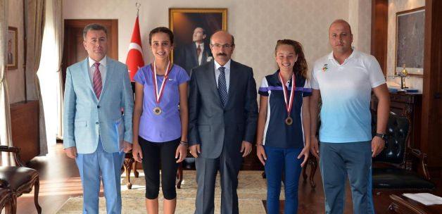 Başarılı tenisçilerden Vali Kürklü'ye ziyaret