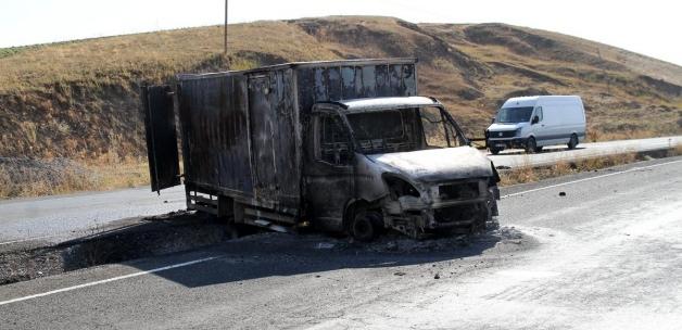 Ağrı'da yol kesen teröristler araç yaktı
