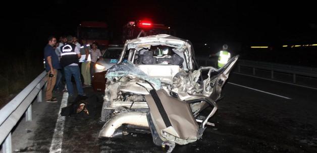 İzmir'de kamyonet tıra çarptı: 3 ölü, 1 yaralı