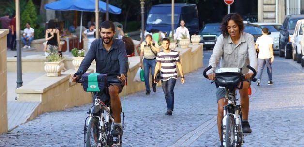 Bisikletle dünya turuna çıkan iki Türk genç Bakü'de