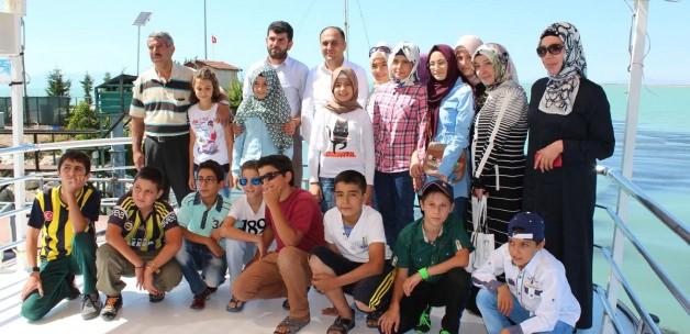 Beyşehir'de başarılı Kur'an kursu öğrencilerine tekne turu ödülü