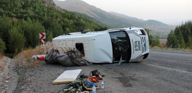 Sivas'ta iki minibüs çarpıştı: 1 ölü, 17 yaralı