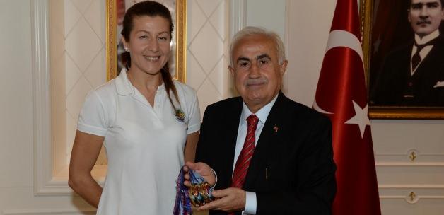 Vali Şahin'den milli sporcu Erken'e destek