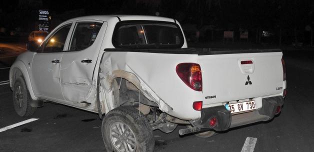 İzmir'de otomobil ile kamyonet çarpıştı: 6 yaralı