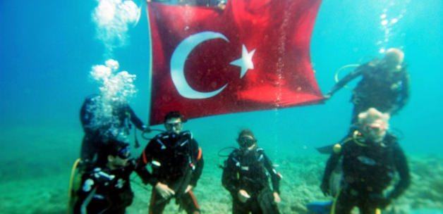 Teröre su altında Türk bayraklı protesto