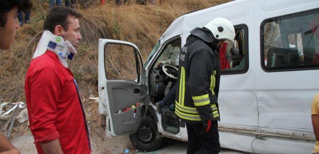 Muğla'da işçi servisi kamyonla çarpıştı: 11 yaralı