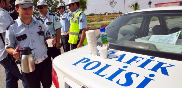 Trafik polisinden sürücülere kahve ikramı