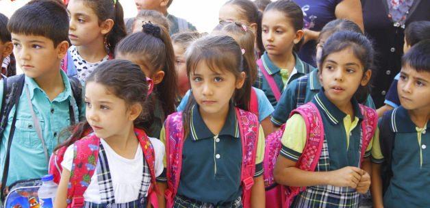 Okulun "en renkli" kız öğrencisi görenleri şaşırtıyor