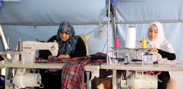 Çadır kentte Suriyeli çocuklar için kışlık elbise üretimi