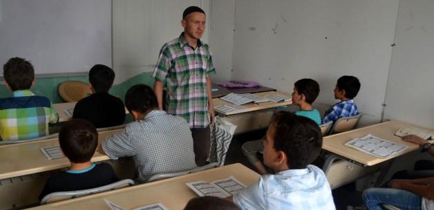 Suriyeli yetim ve öksüz çocuklara Kur'an kursu