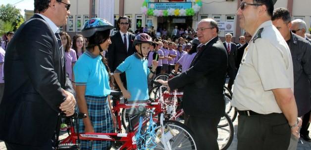 Muğla'da öğrencilere bisiklet dağıtıldı