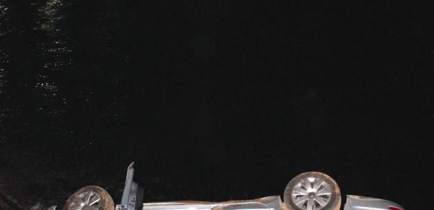 Kocaeli'de otomobil kumsala devrildi: 1 yaralı