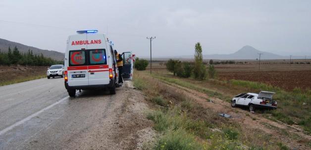 Burdur'da otomobil şarampole devrildi: 2 yaralı