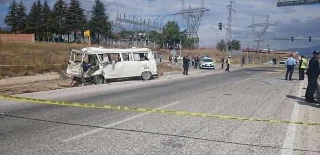 Burdur'da midibüsle kamyon çarpıştı: 2 ölü, 8 yaralı