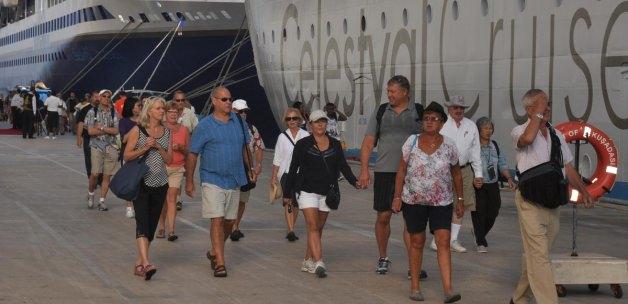 Kuşadası'na bir günde 18 bin turist