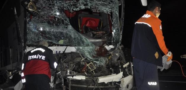 Afyonkarahisar'da yolcu otobüsü tıra çarptı: 1 ölü, 23 yaralı