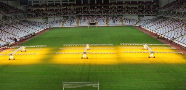 Antalya Stadyumu'nun çimleri solaryumla büyüyor