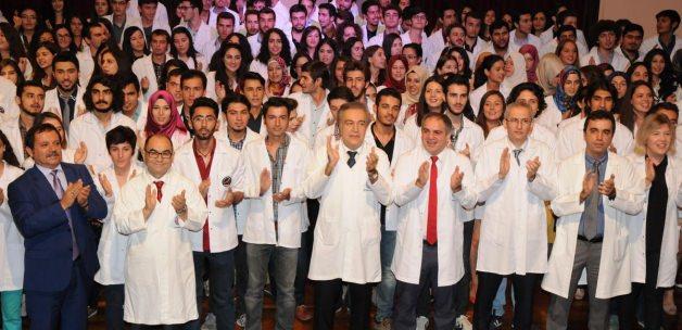 Akdeniz Üniversitesi'nde beyaz önlük giyme töreni