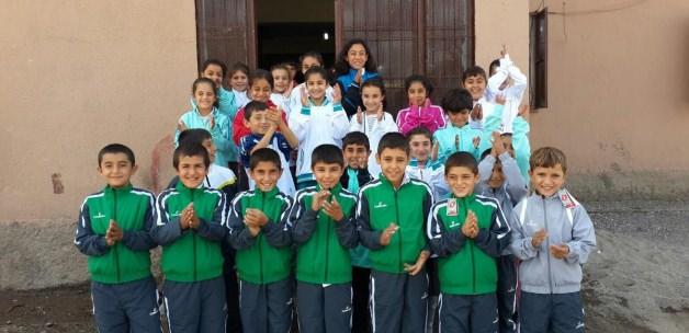 Diyarbakır Hantepe Ortaokulu'na malzeme yardımı