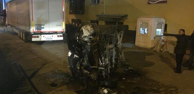 Kütahya'da otomobil, fabrika duvarına çarptı: 6 yaralı