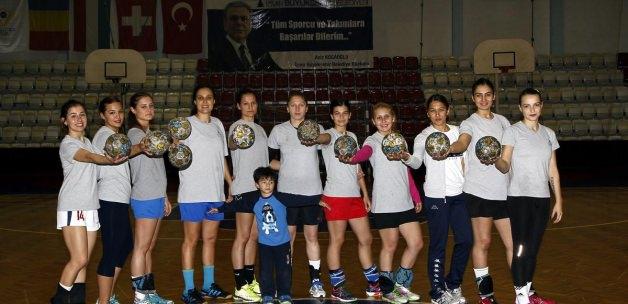 İzmir'in kadın hentbolcuları 10. kez Avrupa'da