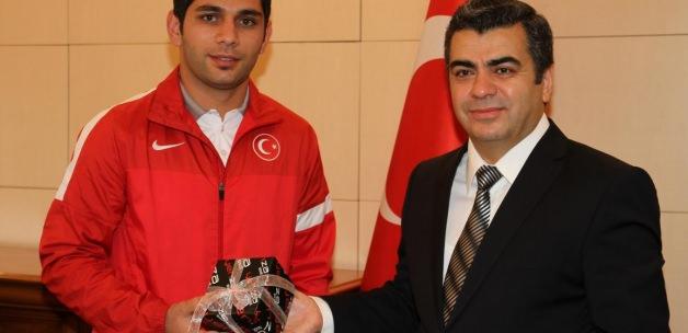 Kayseri Valisi Düzgün milli okçuyu kabul etti