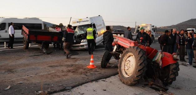 Balıkesir'de minibüs ile traktör çarpıştı: 1 ölü, 2 yaralı