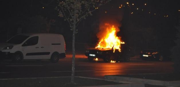 İzmir'de otomobil yangını