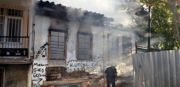Antalya'da tarihi Kaleiçi'nde ev yangını