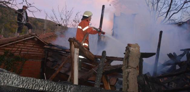 Kastamonu'da ev ve samanlık yangını