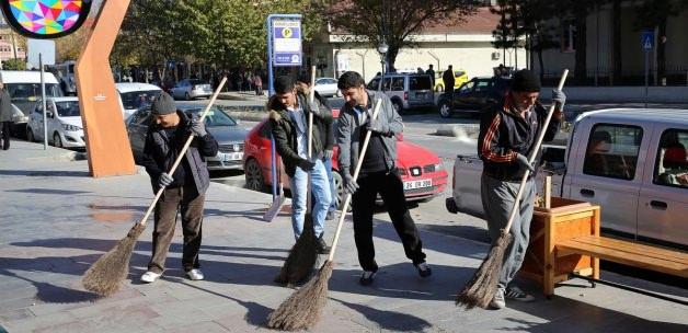 Hükümlüler Erzincan caddelerini temizledi