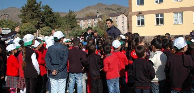 Bitlis'te polis öğrencilerle fidan dikti