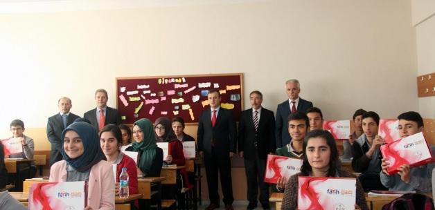 Suşehri'nde öğrencilere tablet bilgisayar dağıtıldı