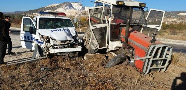 Burdur’da polis aracı traktörle çarpıştı: 2 yaralı