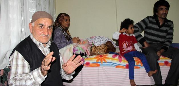 Sokakta yaşayan Afgan aileyi nişanlı oğlunun evine yerleştirdi
