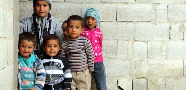 Suriyeli dört aile inşaatta barınmaya çalışıyor