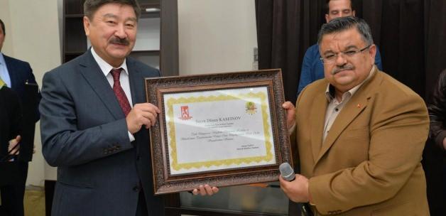 TÜRKSOY Başkanı Kaseinov'a Bilecik'te "fahri hemşehrilik" beratı