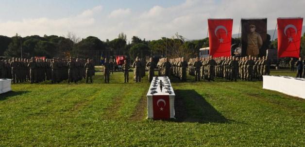 İzmir'de eğitimini tamamlayan askerler yemin etti