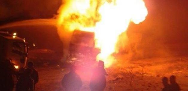 Şırnak'ta teröristler 2 tırı ateşe verdi