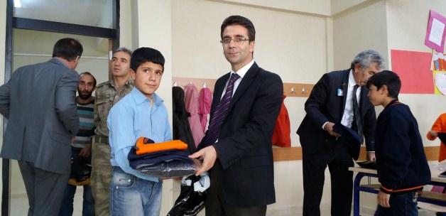 Hamur'da öğrencilere giysi yardımı
