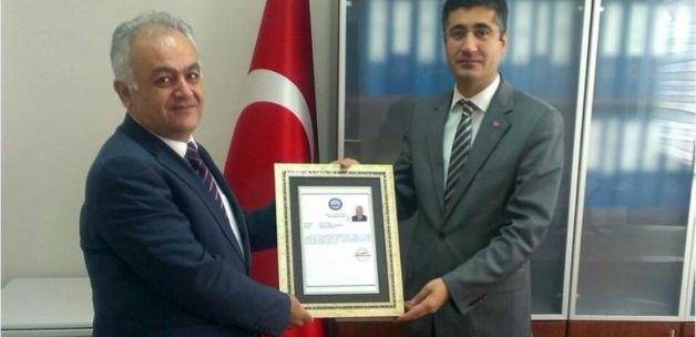 Kaymakam Özbek'ten MYO Müdürü Çelik'e başarı belgesi