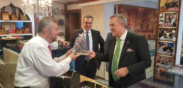 Beşiktaş Kulübü Genel Sekreteri Ürkmezgil'e minyatür kispet armağan edildi