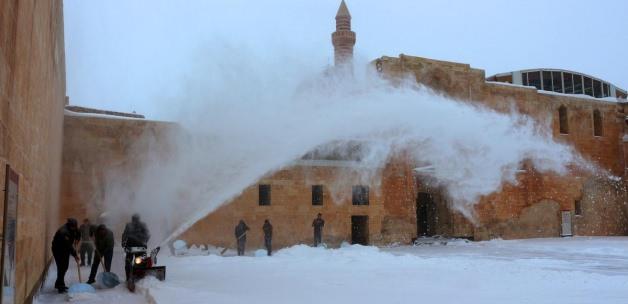 İshak Paşa Sarayı'nda kar temizliği
