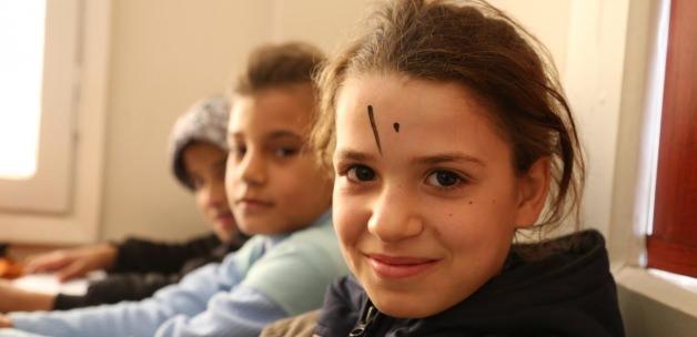Suriyeli öğrencilerin "başarıları" alınlarında yazıyor