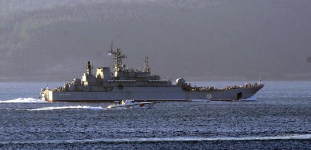 Rus savaş gemisi Çanakkale Boğazı'ndan geçti