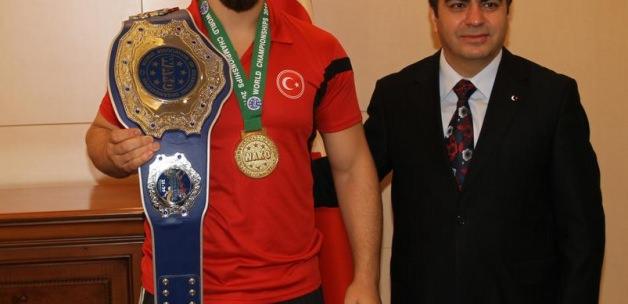 Milli sporcudan Vali Düzgün'e ziyaret