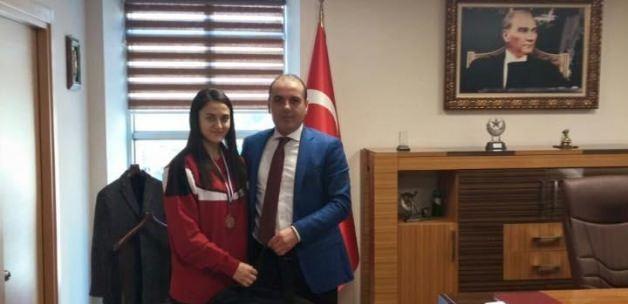 Şampiyon tekvandocu, İl Müdürü Serhat Ocak'ı ziyaret etti