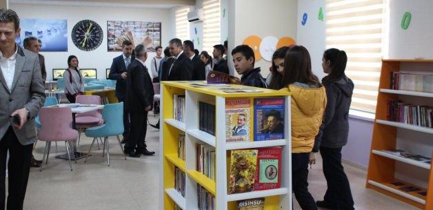 Ceyhan'da iki okula zenginleştirilmiş kütüphane