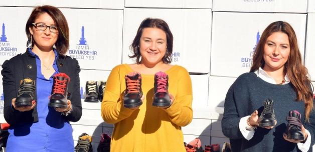 İzmir'de ihtiyaç sahibi öğrencilere kışlık bot yardımı