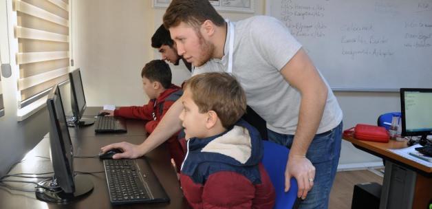 Üniversitelilerden ilk ve ortaokul öğrencilerine bilgisayar eğitimi